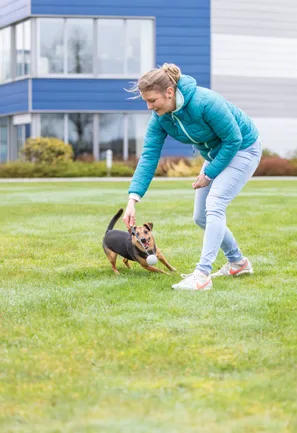 Іграшка Trixie для собак куля з мотузкою натуральна гума 6 х 30 см: додаткове фото 2