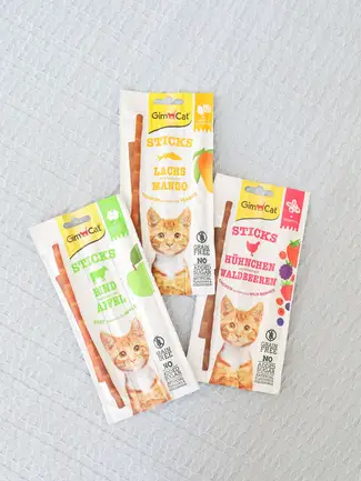 Ласощі GimCat М’ясні палички для котів, з лососем та манго, 3 шт по 5 г: додаткове фото 2